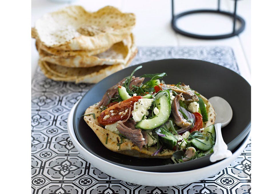 Gresk salat med lam og sprøstekt pitabrød